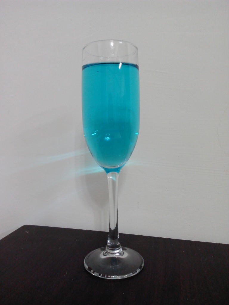 圖四 甲基藍染色的藍色的氣泡飲料。（本文作者江岱珈攝）
