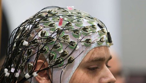 以意念操控AI：仰賴人腦與電腦雙向學習的腦機介面